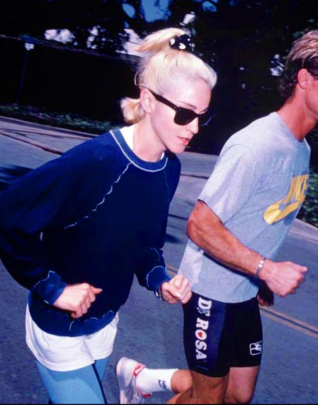 Madonna đeo kính râm tròn và màu vào những năm 90 khi chạy bộ