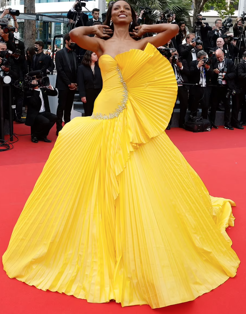 Thiên thần Victoria's Secret Jasmine Tookes diện váy vàng nắng độc đáo.