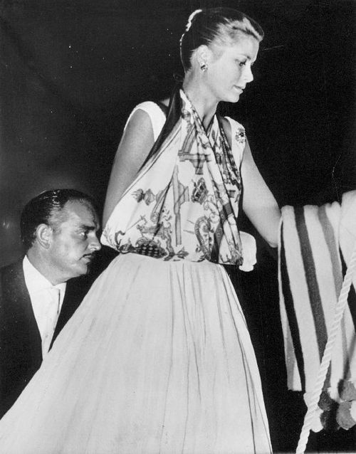 Chiếc khăn công nương Grace Kelly sử dụng là mẫu Deo Juvante Monaco Hermes Carré , lấy cảm hứng từ gia huy của gia tộc Grimaldi trị vì Monaco.