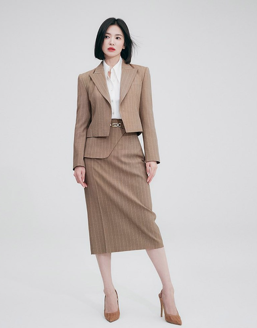 Đừng quên lựa chọn mạnh mẽ hay quyến rũ là ở bạn, nếu có thể kết hợp cả hai, phụ nữ luôn được quyền làm như thế. Song Hye Kyo kết hợp blazer crop và chân váy dài, tạo nên một bộ suit đúng chuẩn dành cho phụ nữ.