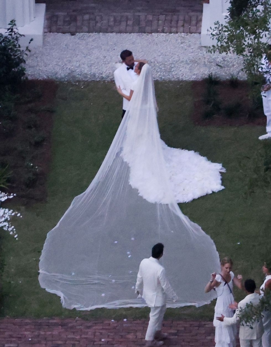 Khăn trùm dài 5m của Jennifer Lopez trong lễ cưới.