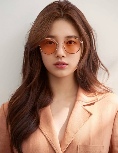 Bae Suzy trưởng thành và gợi cảm với mái tóc nâu pha chút hồng dưới nắng.