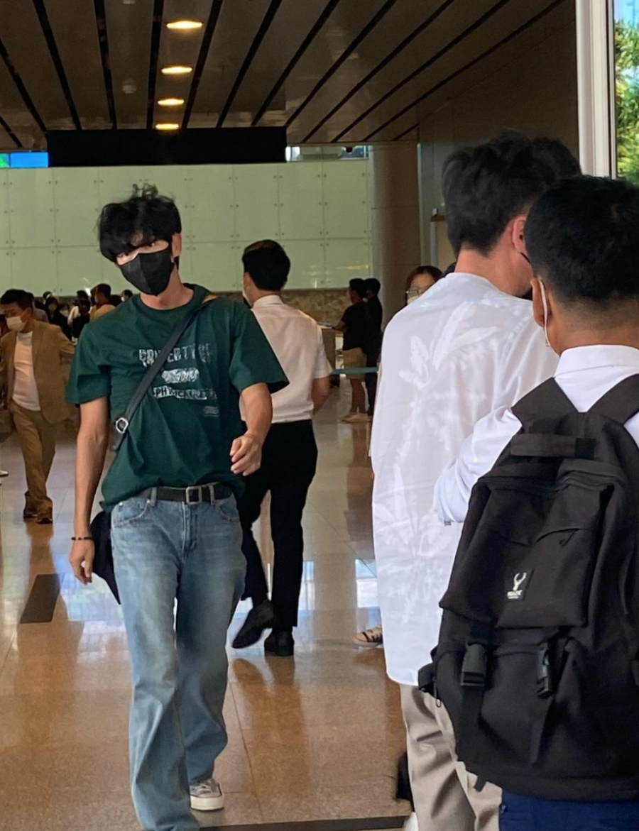 Lee Jun Ki giản dị tại sân bay với áo thun và quần jeans ống rộng.