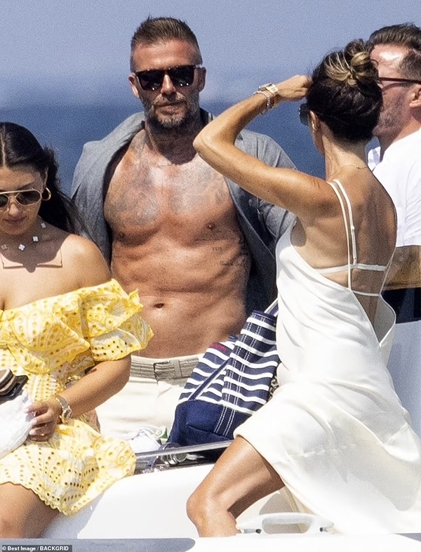 Trên du thuyền cùng gia đình ngày 20/7 mới đây, David Beckham tự tin khoe body không chút mỡ thừa, trập trùng cơ bụng ở tuổi 47.