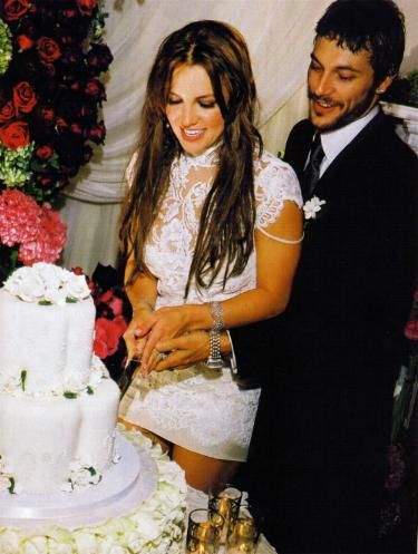 Bên cạnh váy cưới chính, Britney Spears thể hiện sự phóng khoáng của tuổi trẻ với một chiếc váy cưới ren ngắn quyến rũ.
