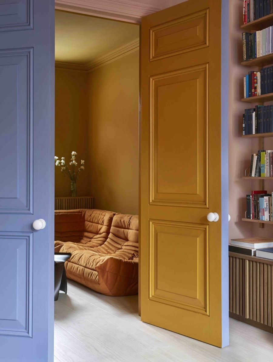 Làm nổi bật sự chuyển tiếp giữa các phòng bằng cách sơn mặt trong và mặt ngoài của cánh cửa với 2 tone màu khác nhau.