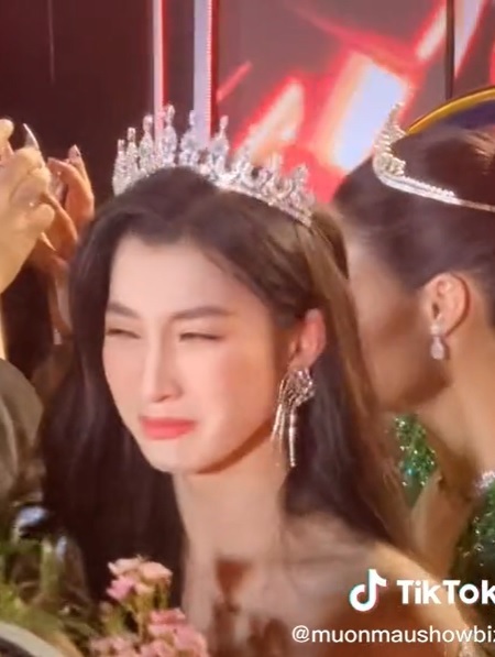 Phương Nhi từng nhõng nhẽo tìm mẹ sau khi đăng quang Á hậu 2 Hoa hậu Thế giới Việt Nam 2022.