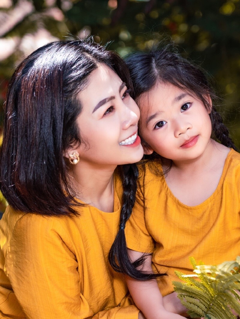 Lavie chụp cùng mẹ ruột - cố diễn viên Mai Phương.