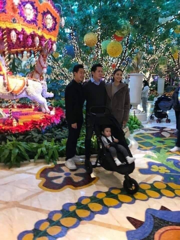 Bức ảnh chụp chung của Phạm Hương và 1 người đàn ông cùng cậu con trai tại 1 khu vui chơi