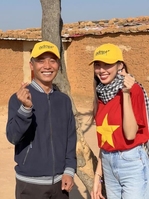 Tại Angola, cô đã có dịp hợp tác cùng Quang Linh Vlog trong một vài dự án cộng đồng