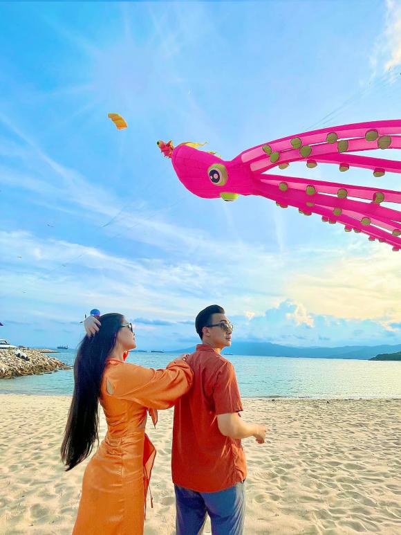 MC Phan Tô Ny tung loạt ảnh tình tứ trên bãi biển cùng vợ tương lai trong những ngày nghỉ lễ.