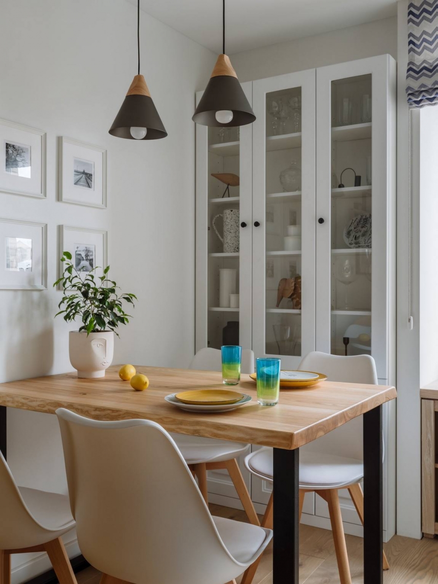 Liền kề với phòng khách là khu vực ăn uống với bộ bàn ghế cùng tủ lưu trữ quen thuộc theo phong cách Scandinavian tiện nghi, thanh lịch.