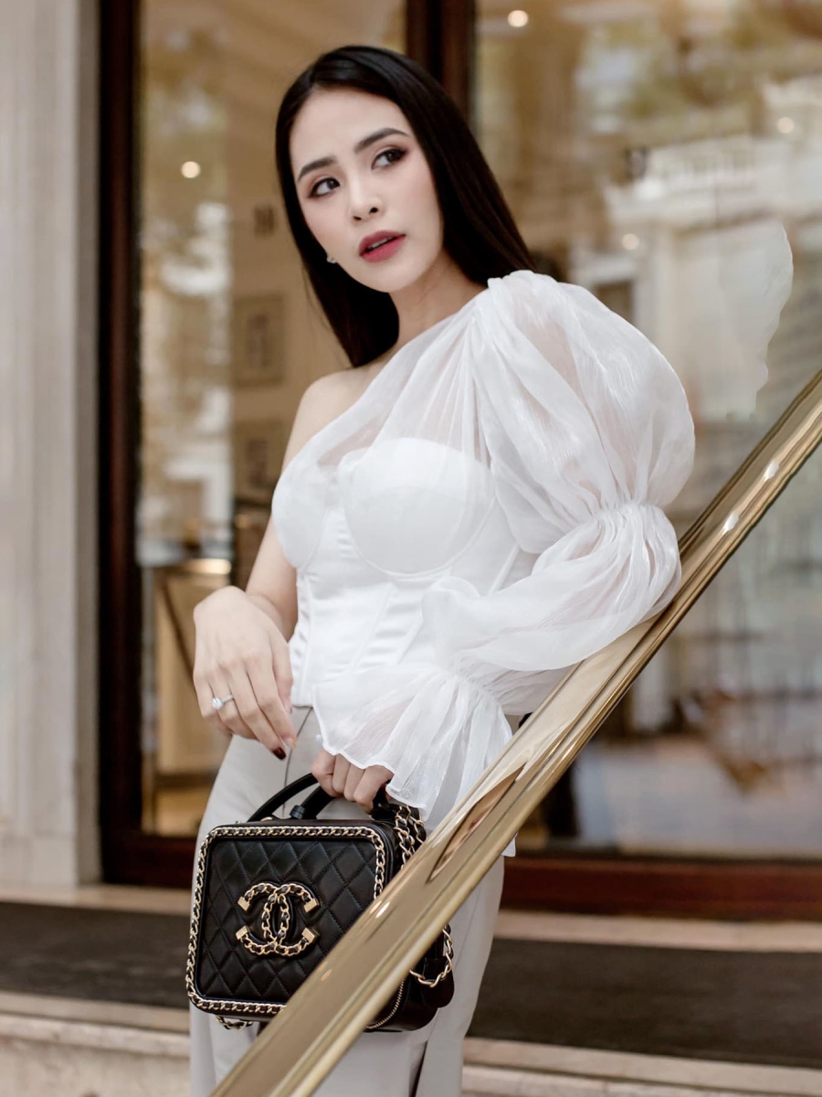 Chanel dáng hộp độc đáo trở thành điểm nhấn trên bộ xiêm y trắng nữ tính của Kiều Anh.
