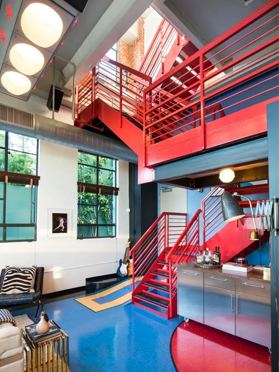 Cầu thang đỏ là nét nổi bật trong 1 căn penthouse khác mang phong cách hiện đại hơn
