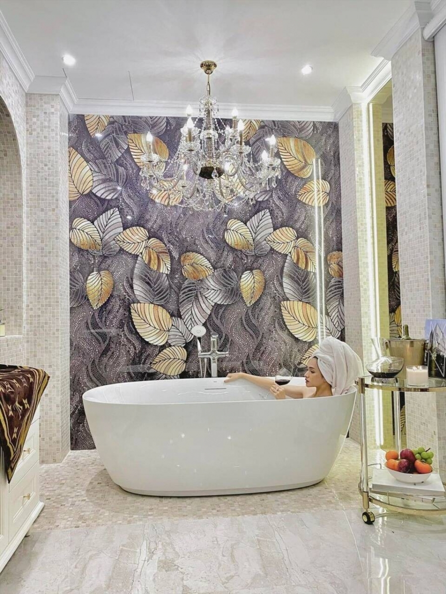 Phòng tắm xa hoa không kém với bức tường được chạm khắc lấp lánh