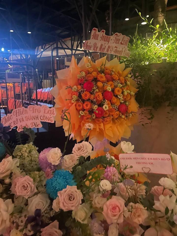 Một số sao Việt gửi hoa đến chúc mừng Hiền Hồ