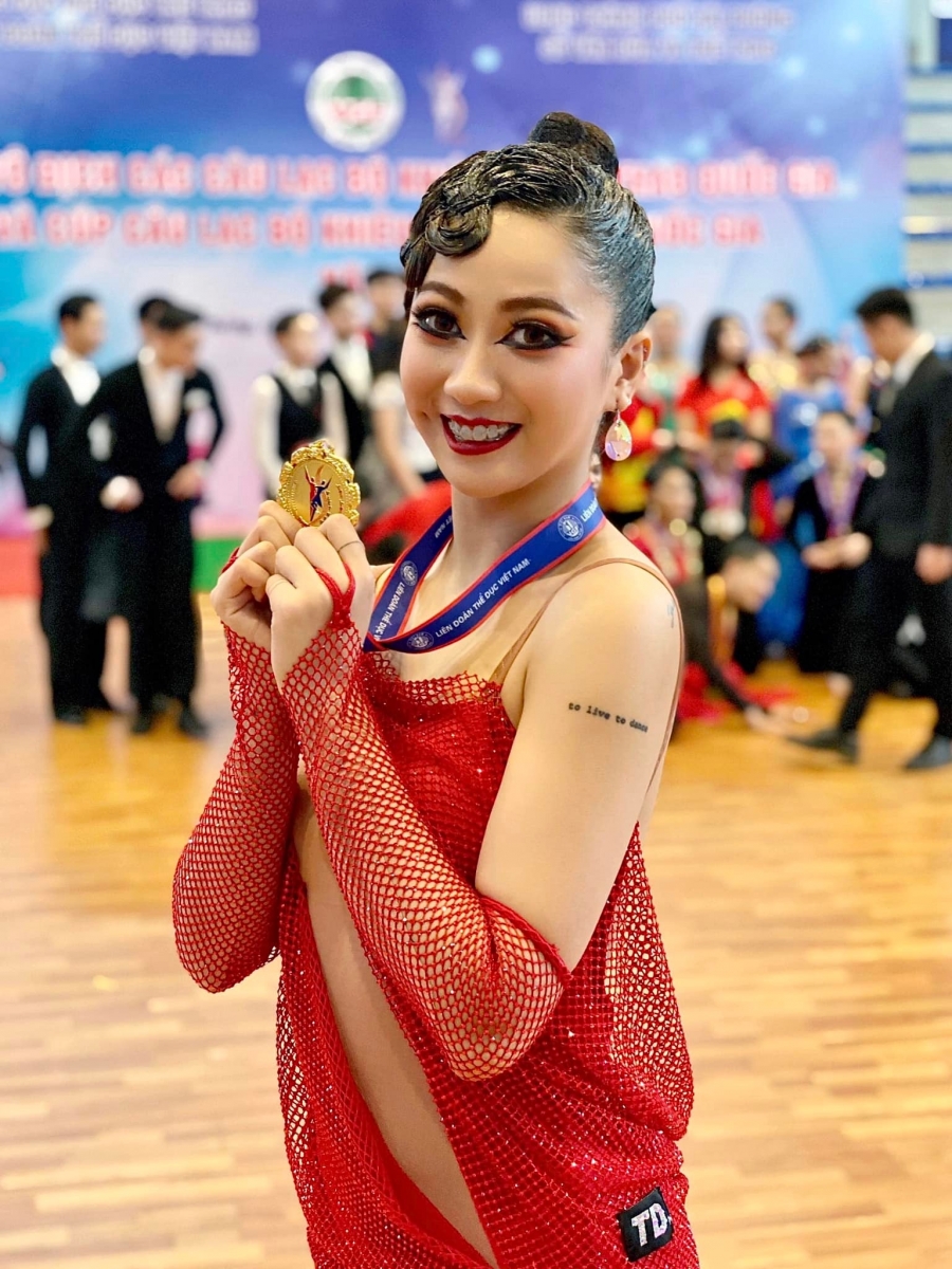 Nhan sắc 'Hoa khôi dancesport' Trường Xuân - nữ VĐV làm sáng bừng sân khấu SEA Games 31 - Ảnh 2