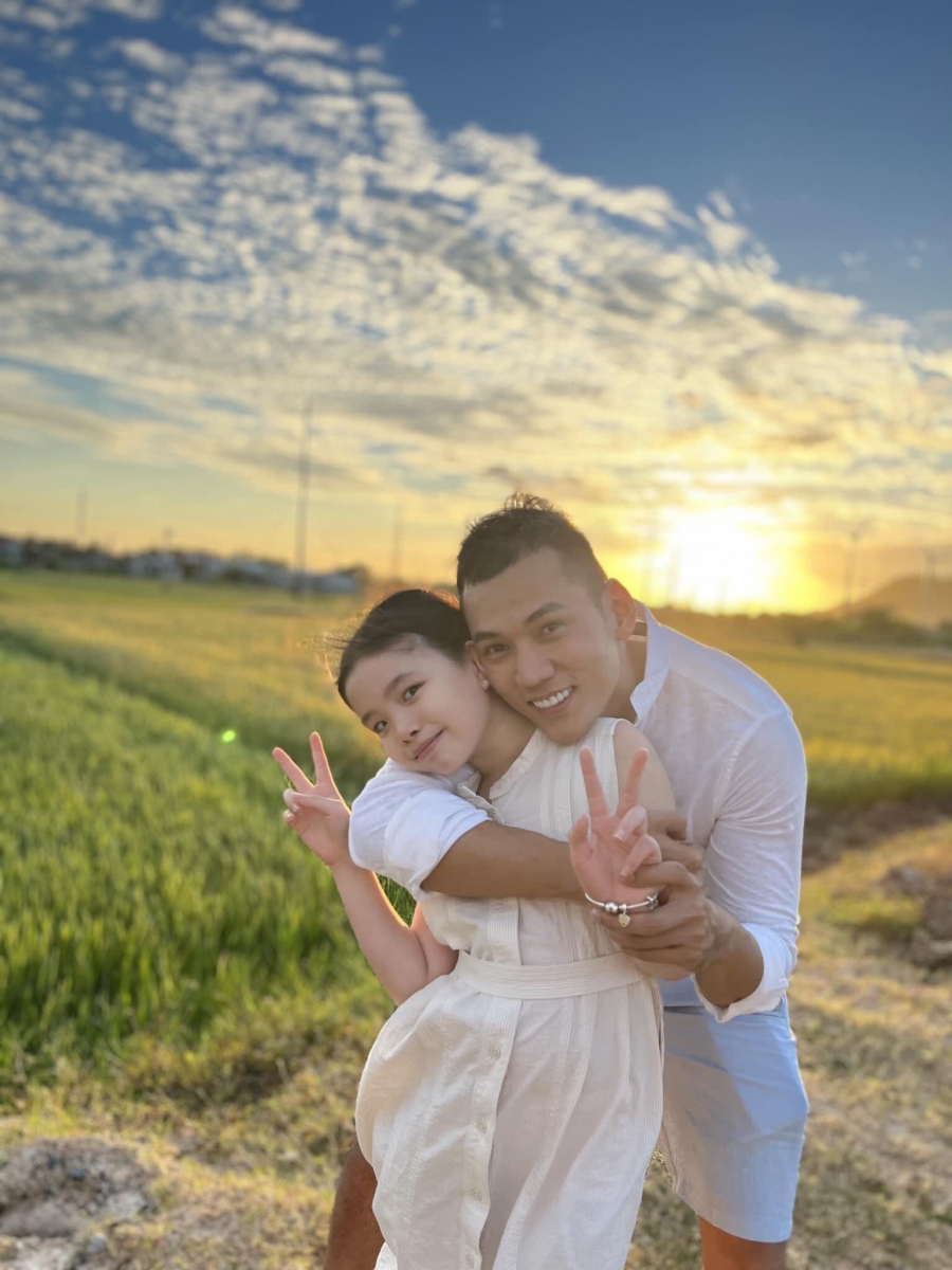 Lý Bình âu yếm ôm con gái riêng của vợ, netizen giục nhanh có con - Ảnh 2
