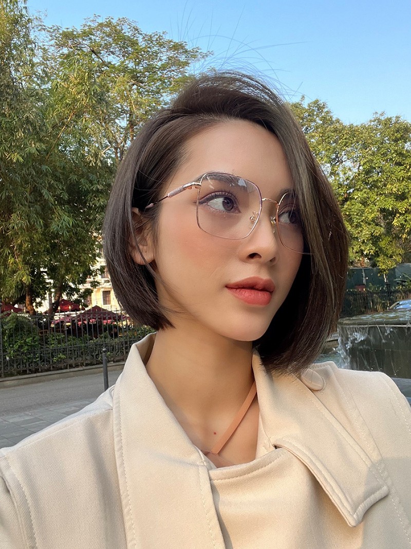 Quỳnh Lương sở hữu gương mặt thanh tú cùng đường nét sắc sảo.