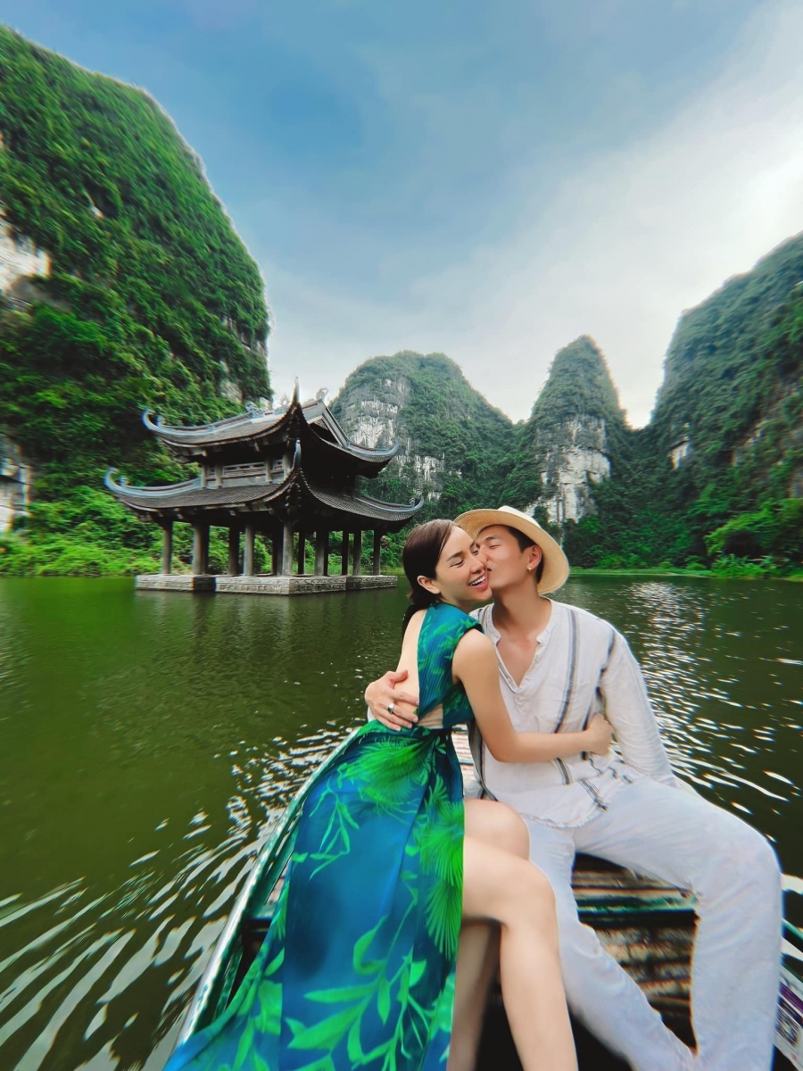 Vợ chồng son Lý Bình - Phương Trinh Jolie 'tình bể bình' trong chuyến du lịch Ninh Bình - Ảnh 1