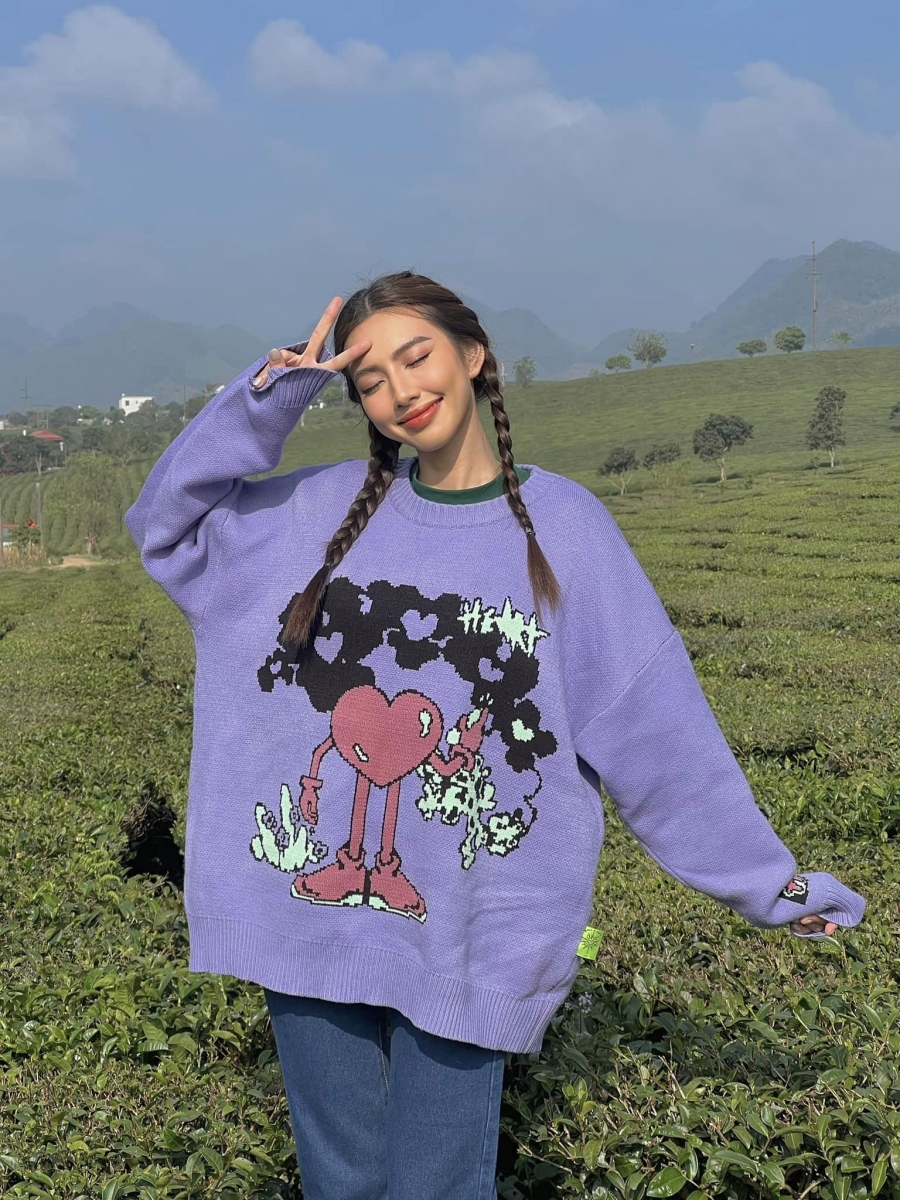 Hoa hậu Hòa bình Thùy Tiên diện sweater màu tím mix với quần jeans ống suông cực dễ thương (Ảnh: FB Nguyễn Thúc Thùy Tiên).