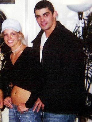 Bức ảnh hiếm hoi của Britney Spears và Jason Allen Alexander tại Las Vegas và cuộc hôn nhân chỉ diễn ra hơn 2 ngày. 
