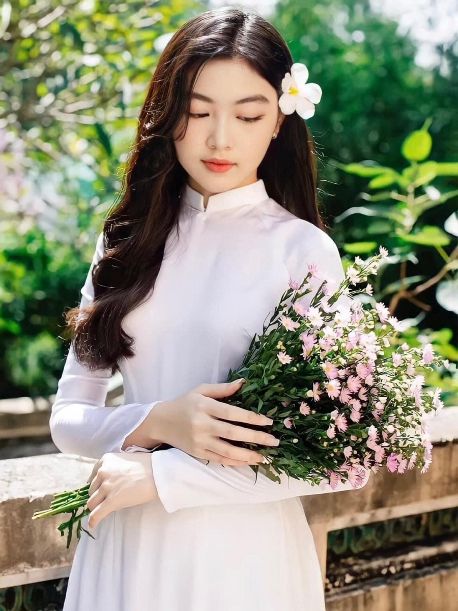 Bé Thảo Linh, con gái lớn nghệ sĩ Quyền Linh trong bộ ảnh áo dài đón tuổi 16 'trăng tròn'.