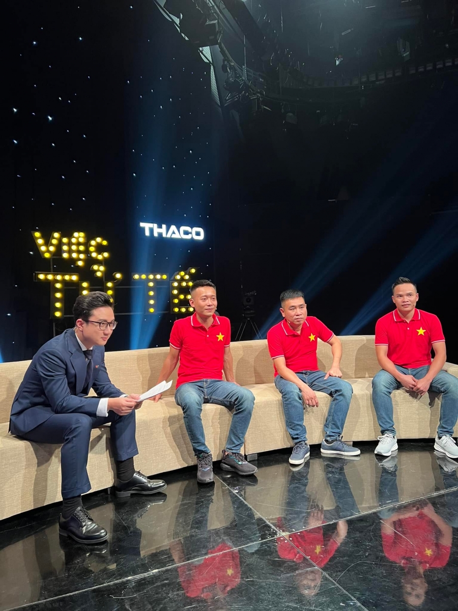 Quang Linh và một vài thành viên team Châu Phi.