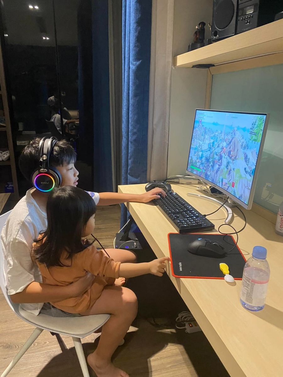 Subeo vừa bận rộn chơi game, vừa bế em gái Suchin.