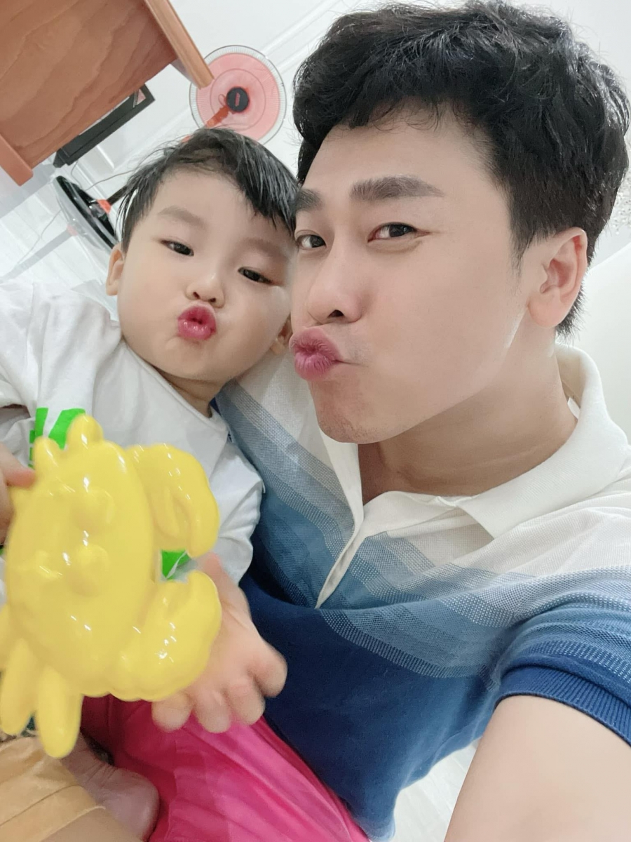 Thiếu gia Minh Hải thay ảnh bìa Facebook bằng bức ảnh selfie bên con trai Bo.