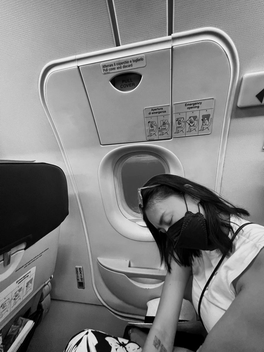 Ngô Thanh Vân ngủ gật trên máy bay.