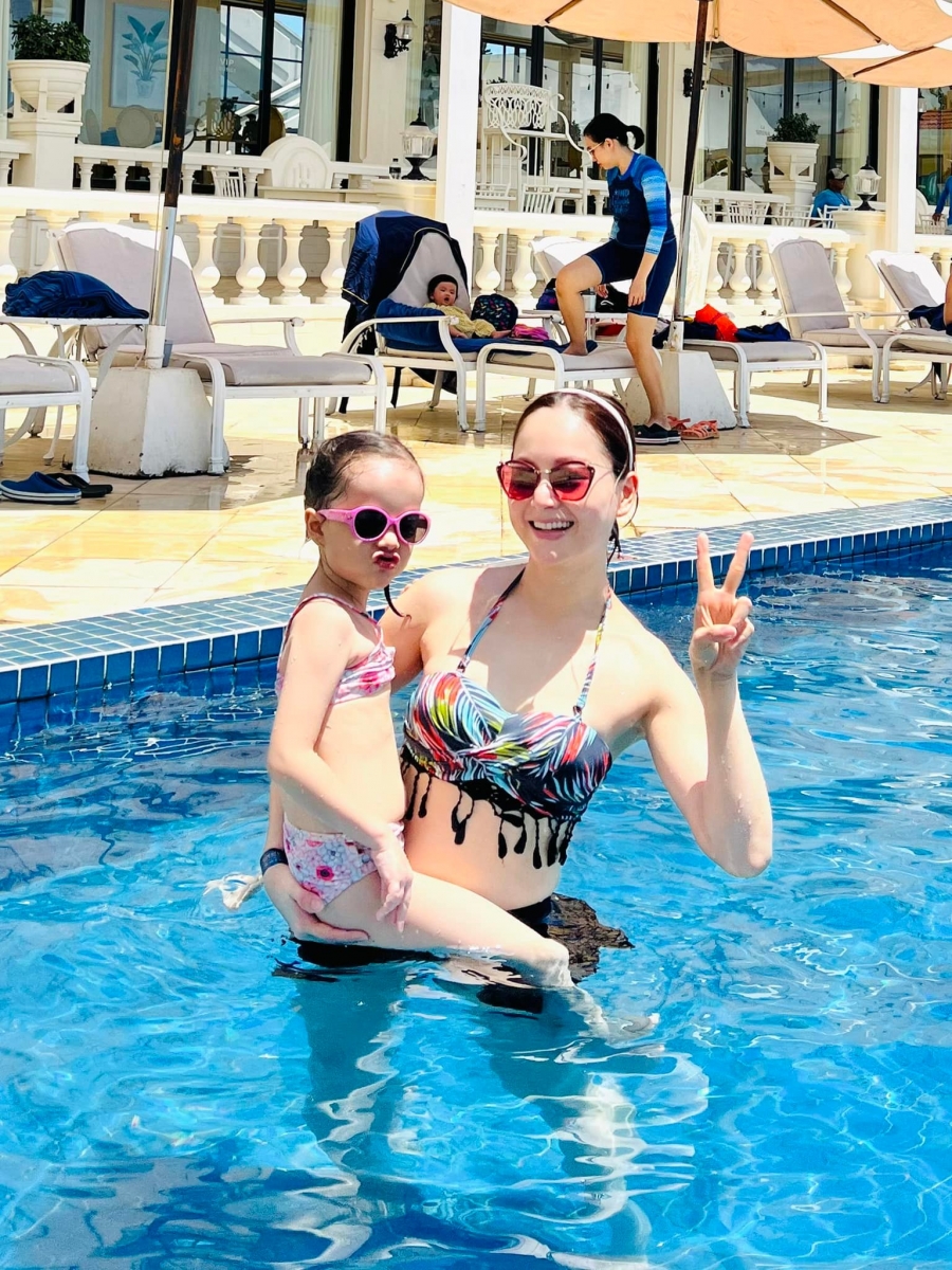 Lan Phương đưa con gái bơi lội, vóc dáng tuổi U40 khiến netizen trầm trồ - Ảnh 7