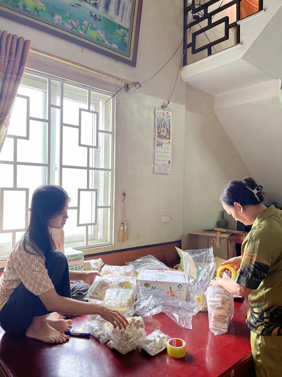 Bố mẹ Phan Mạnh Quỳnh bán được 1000 gói kẹo lạc sau khi con trai lên VTV - Ảnh 2