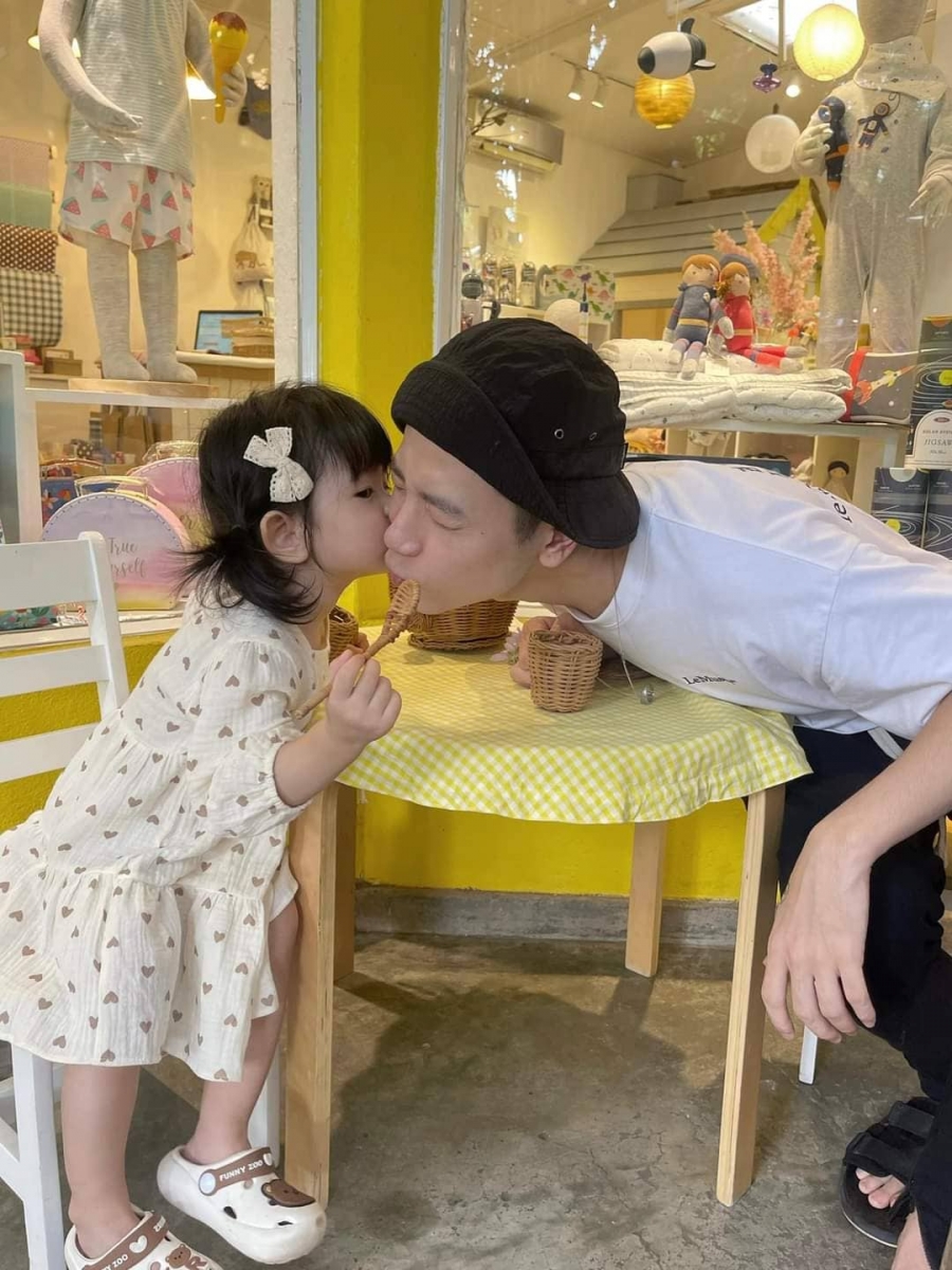 Khoảnh khắc tình cảm ngọt ngào của Phí Ngọc Hưng và con gái nhỏ