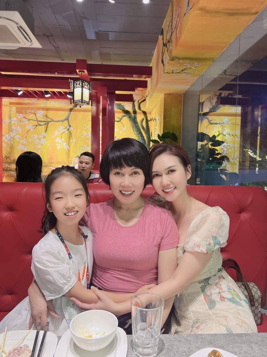 3 thế hệ nhà Hương Giang minh chứng cho câu nói 'Chỉ phụ nữ mới mang lại hạnh phúc cho nhau '