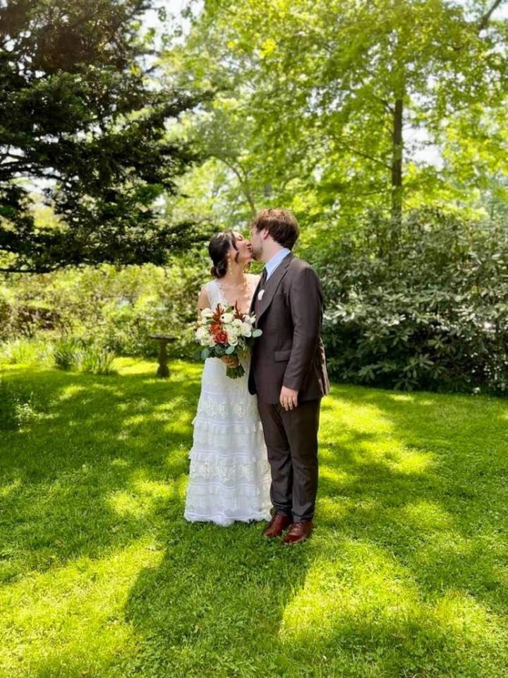 Đám cưới được trang trí ở một khu vườn rất đơn giản và ấm cúng