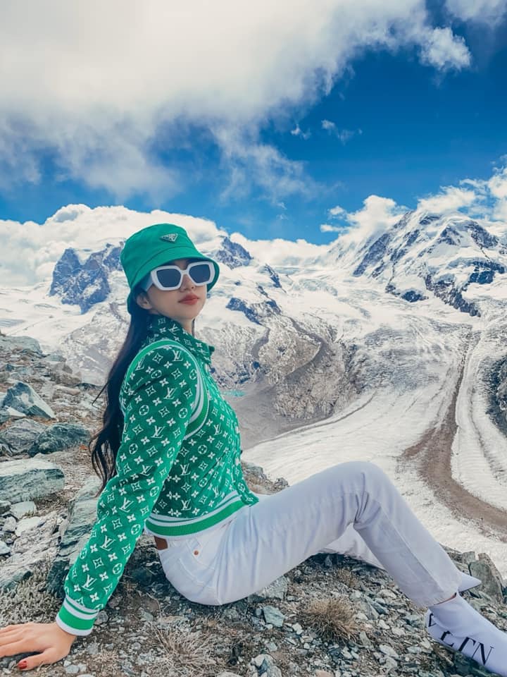 Hương Giang tiếp tục tung loạt ảnh vi vu tại một núi tuyết ở Thụy Sỹ.