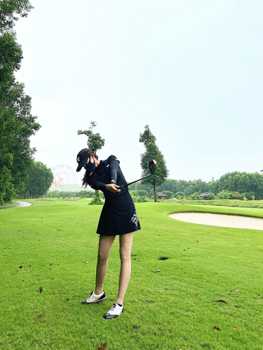 Thời trang đánh golf đa dạng của Huyền My cũng khiến nhiều chị em học hỏi khi ra sân.
