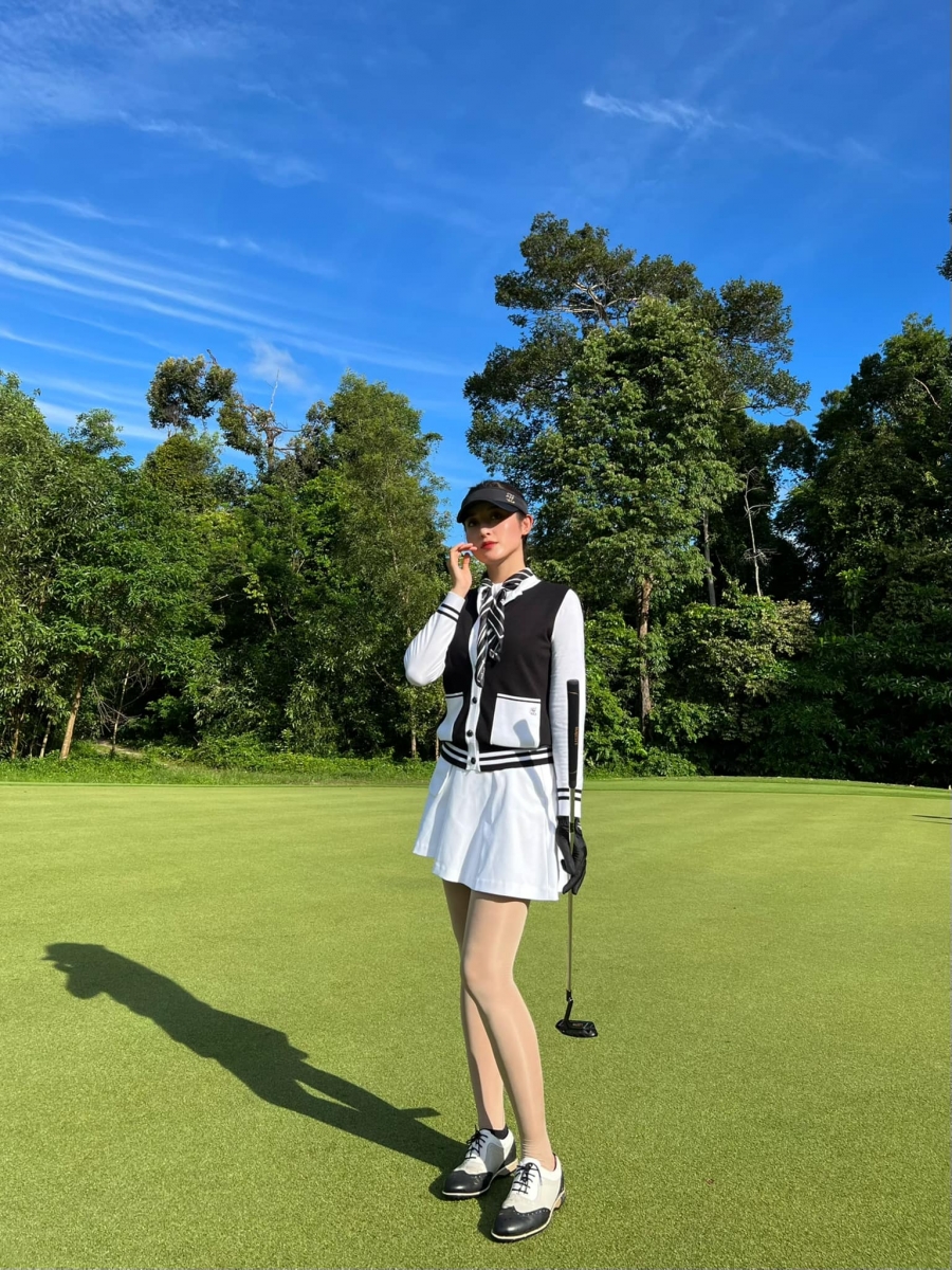 Bất chấp những tin đồn đến với bộ môn này 'để tìm kiếm đại gia', người đẹp Hà thành thường xuyên cho công chúng nhìn thấy sự nghiêm túc và yêu thích của mình khi đăng ký tham gia đấu giải tại sân chơi golf Phú Quốc.