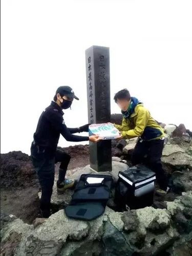 Cả vị khách lãn những người leo núi ở đó đều không ngờ rằng nhân viên pizza đã giao bánh lên tận núi Phú Sĩ thật.