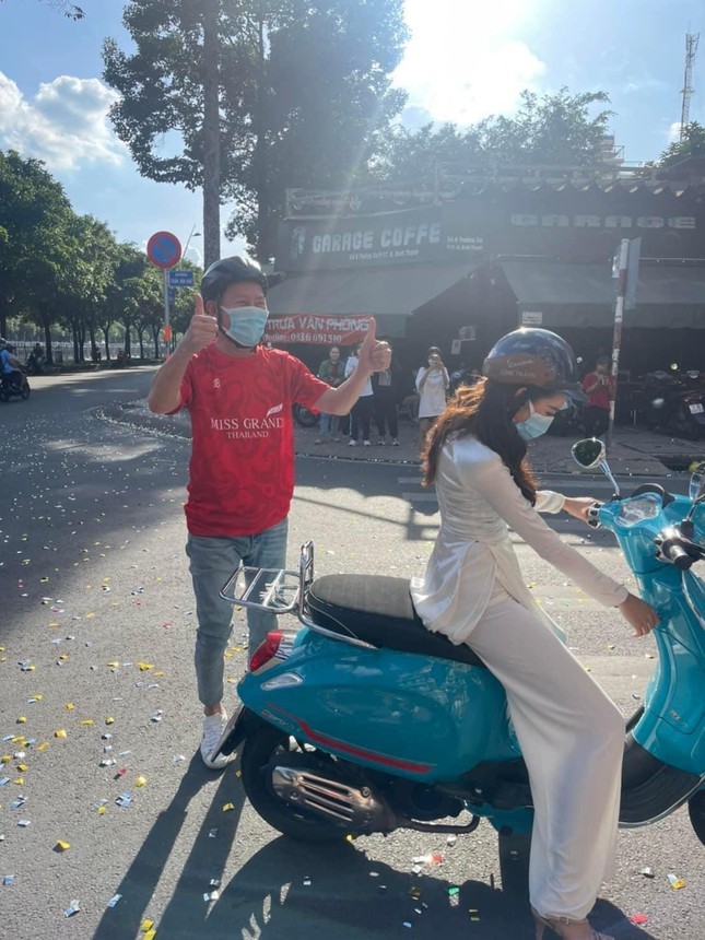 Hoa hậu Thuỳ Tiên lái xe máy chở chủ tịch Miss Grand đi dạo phố Sài Gòn - Ảnh 4