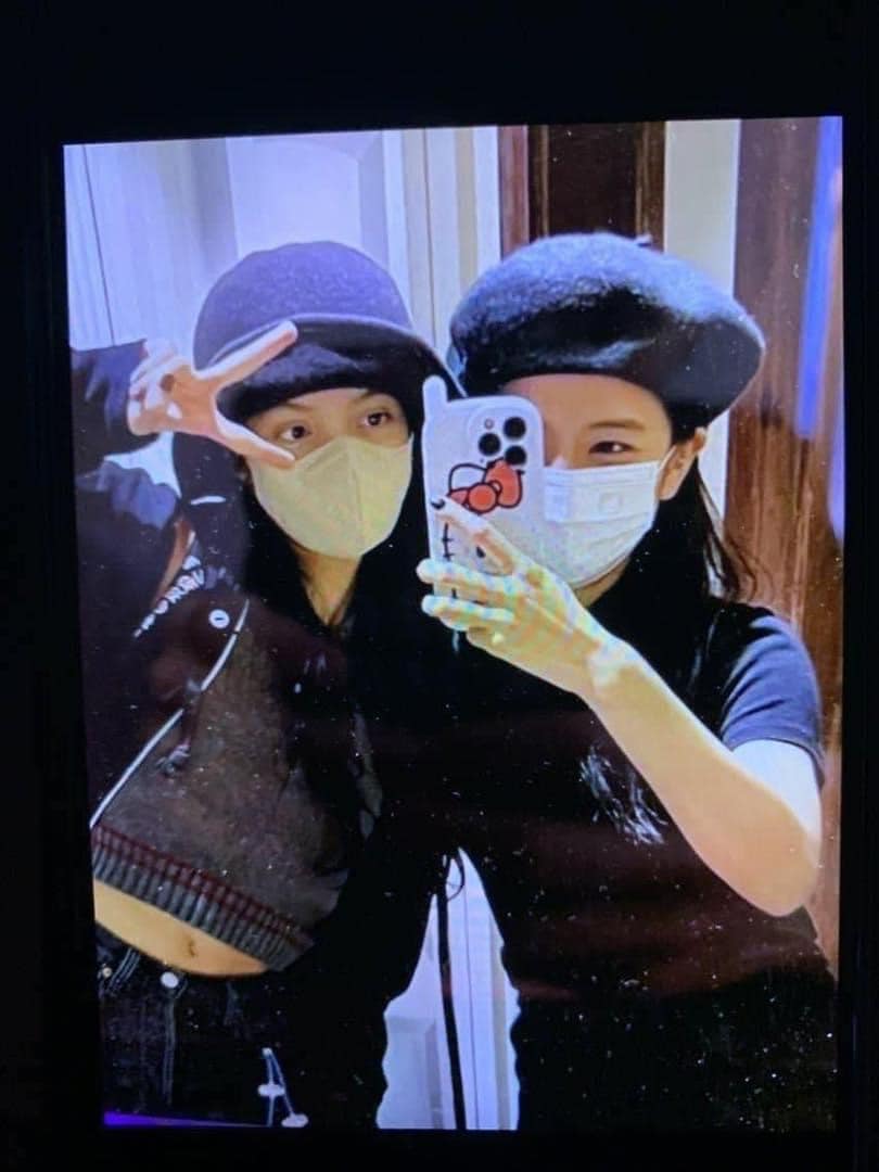 Ảnh selfie của Lisa và Jisoo