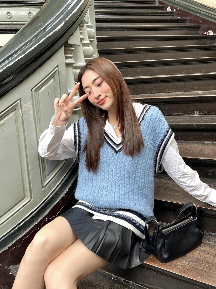 Hoa hậu Lương Thùy Linh khéo léo mix áo len cổ chữ V và chân váy chất liệu da (Ảnh: FB Lương Thùy Linh).
