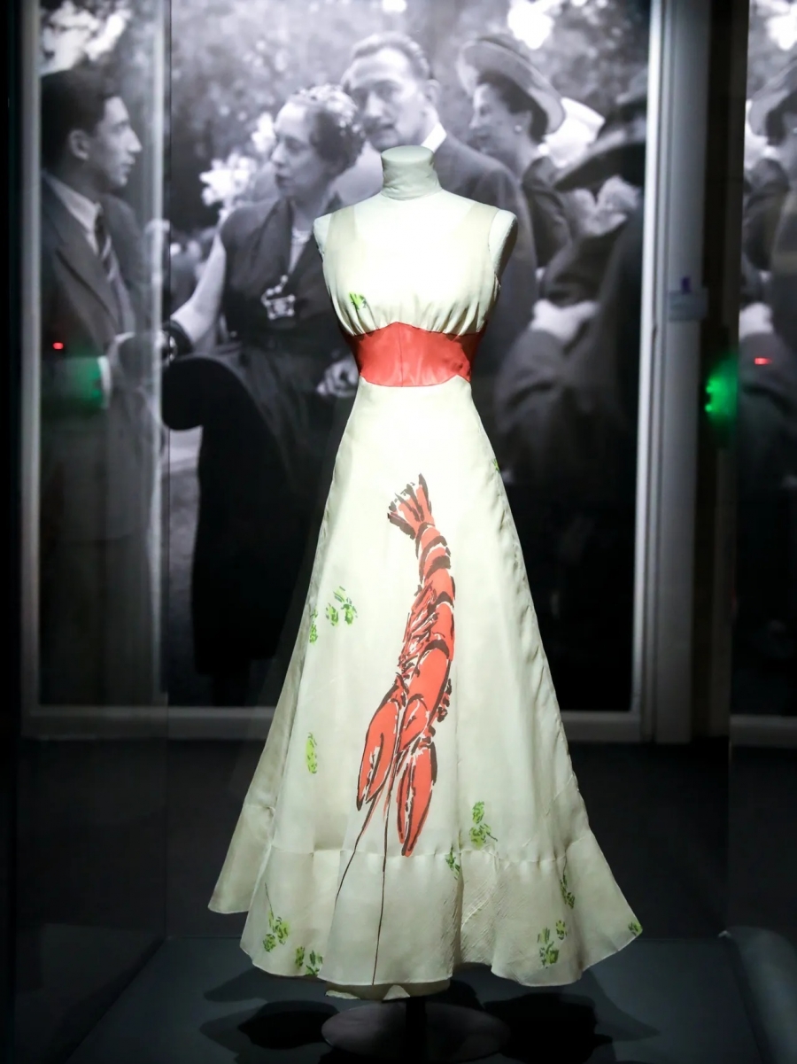 Hiện tác phẩm đã đang được triển lãm tại 'Shocking! The Surreal World of Elsa Schiaparelli' tại Paris.