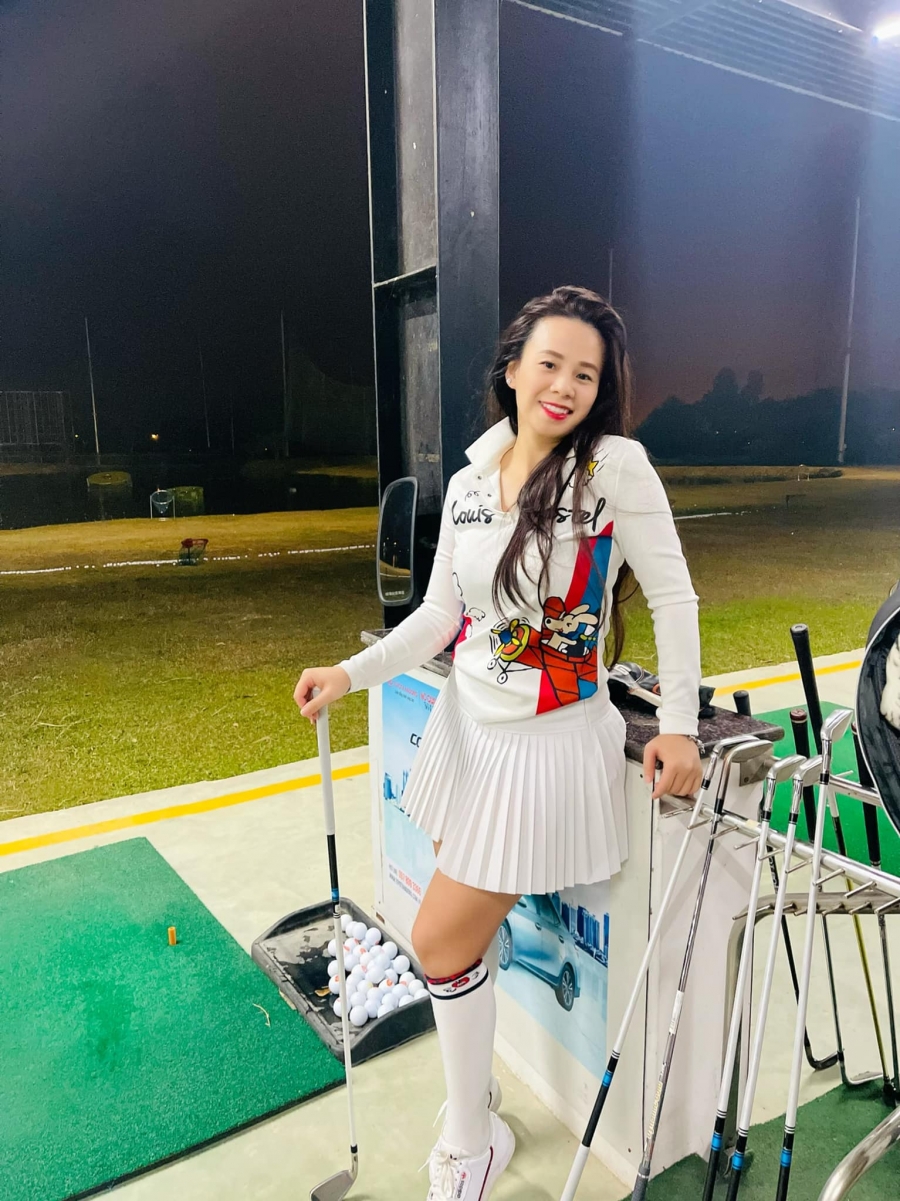 Bà Đào Lan Hương tươi trẻ trong set đồ golf in hình sặc sỡ, phối cùng chân váy xếp li điệu đà.
