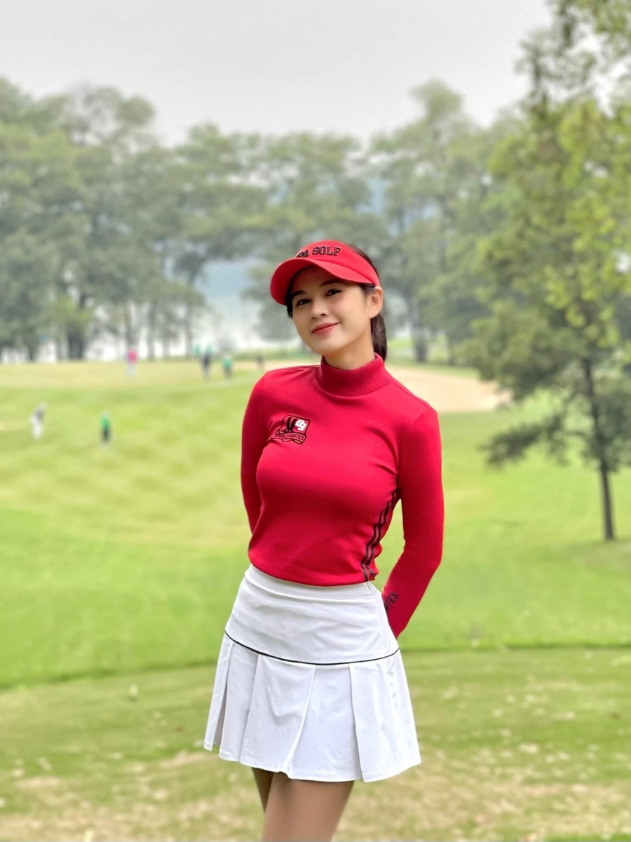 Thu Hoài gặp và bén duyên với Hoàng Nam trong 1 lần cô đi nhầm sân golf và được ông chủ của sân golf hướng dẫn học chơi bộ môn sang chảnh này.
