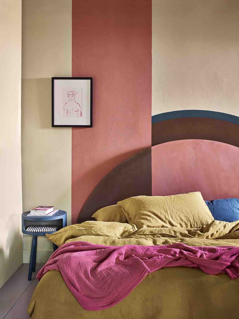 Cách sáng tạo hơn cả cho không gian phòng ngủ là sử dụng màu sơn tường để tạo nên một tác phẩm nghệ thuật của riêng bạn. 