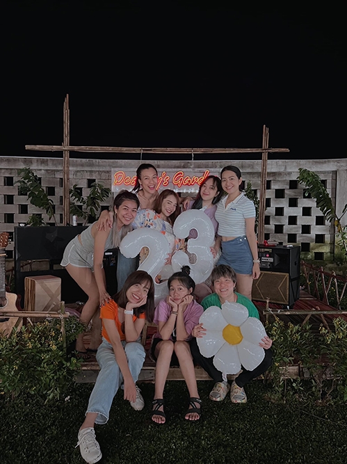 Trường Giang tổ chức sinh nhật cho Nhã Phương 'vui tới bến' với hội bạn thân ở biệt thự nhà vườn - Ảnh 7