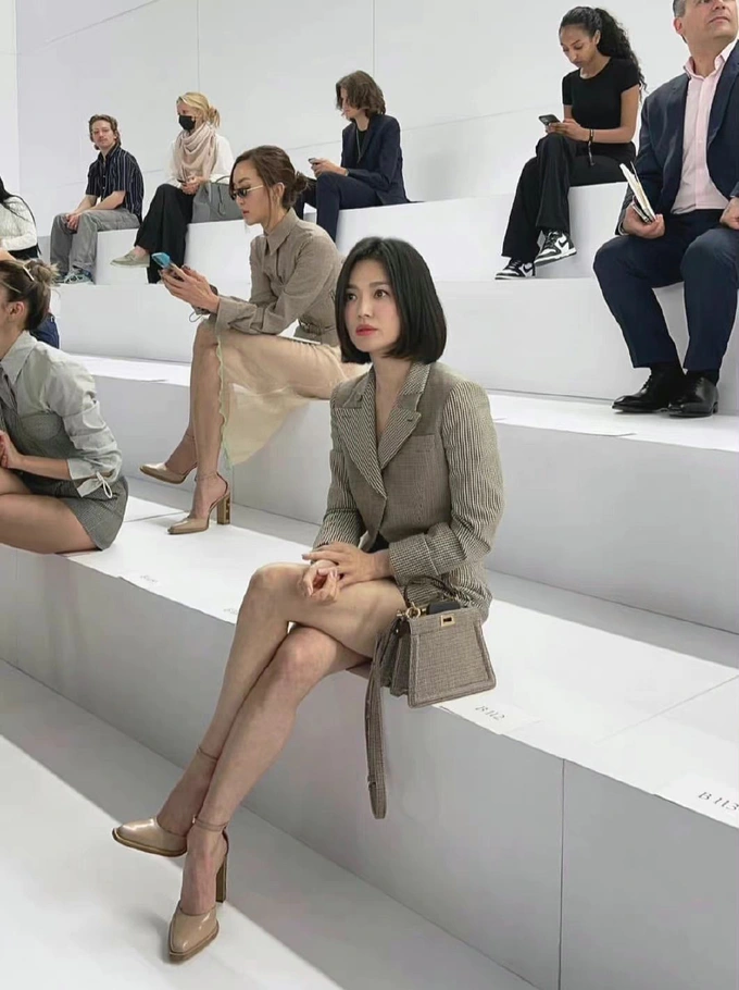 Song Hye Kyo đã thu hút sự chú ý của truyền thông và dư luận khi tham dự tại buổi trình diễn thời trang của thương hiệu đình đám nước Ý - Fendi