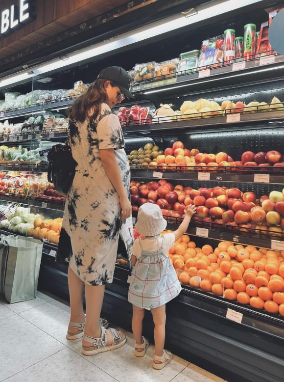Phanh Lee đăng tải trên trang cá nhân của mình loạt ảnh đi siêu thị cùng con gái cưng